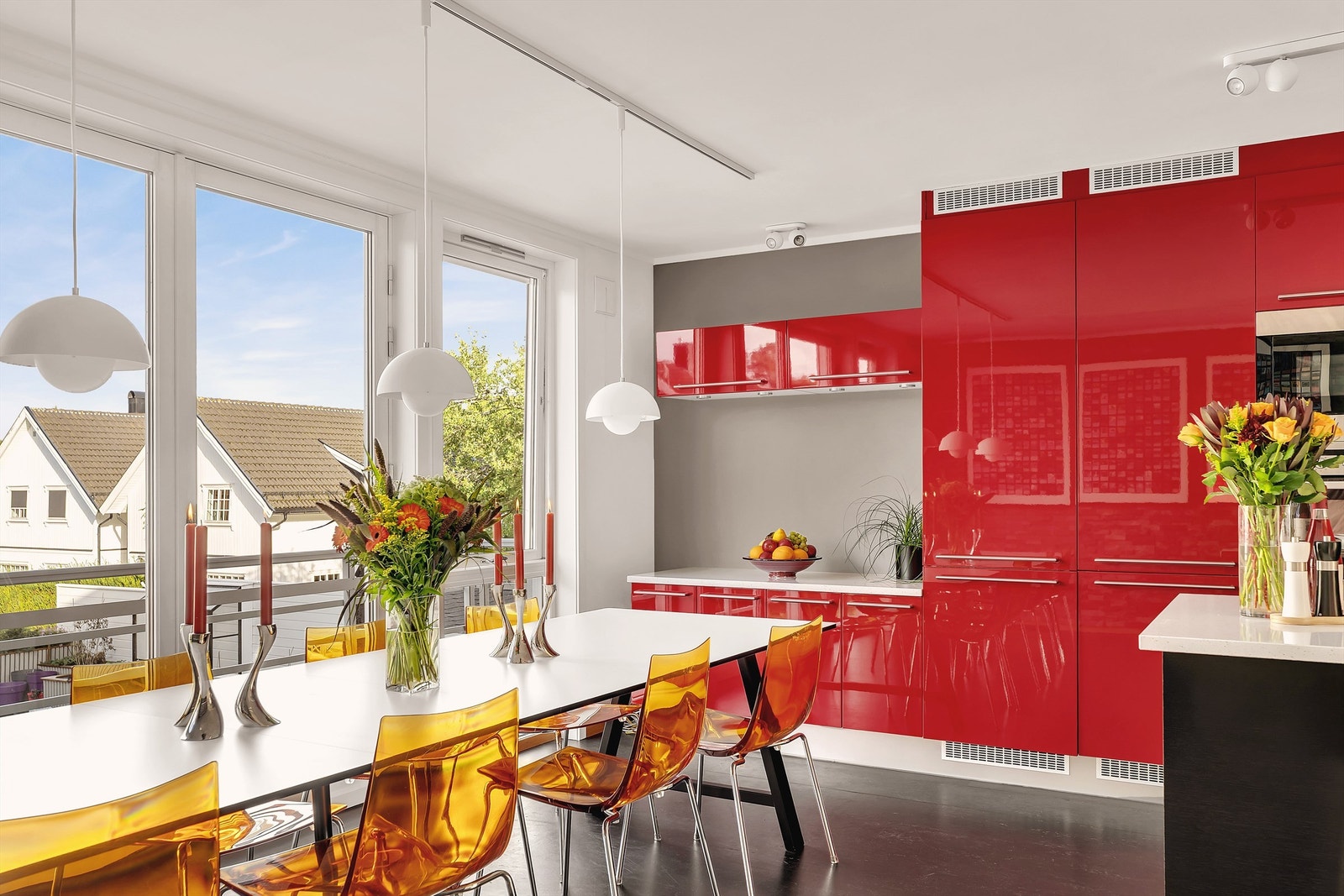 Stort og innbydende kjøkken fra Invita. Dette er et veldisponert kjøkken med rikelig skap- og benkeplass Galleribilde