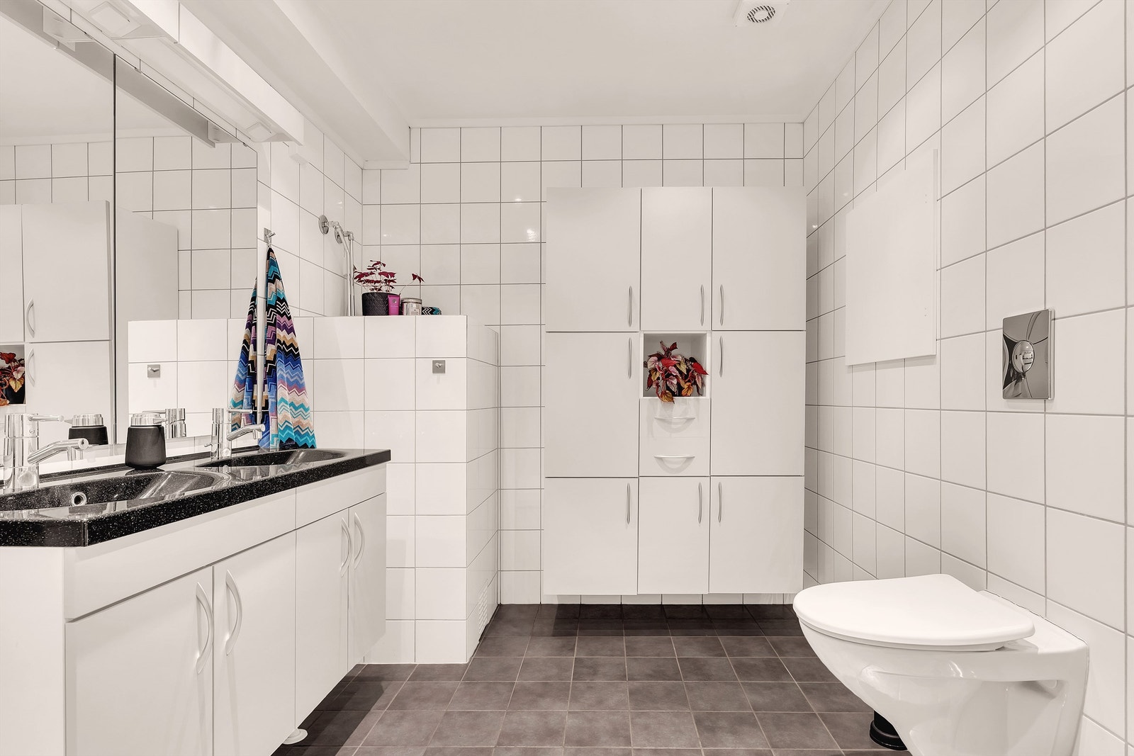 Rommet er innredet med vegghengt toalett og dobbelservant med speil og underskap fra Foss bad. Videre er det dusjkabinett som sikrer minimalt med slitasje på gulv Galleribilde