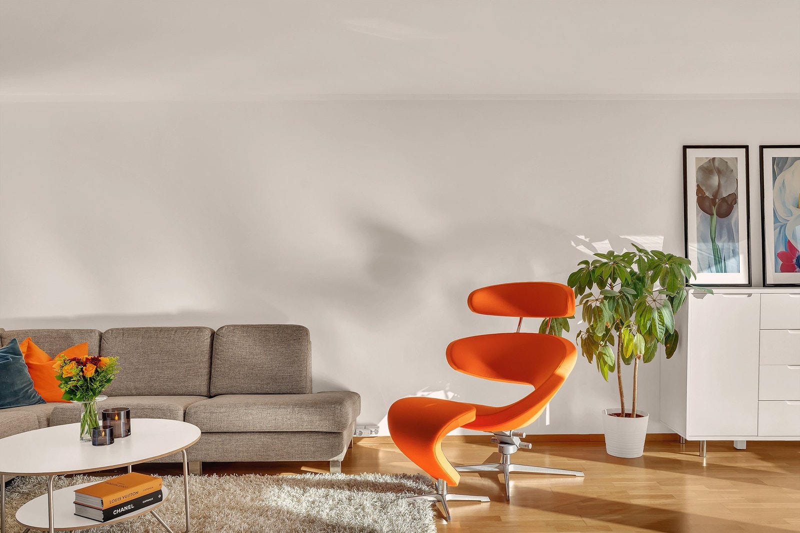 Det er kort vei til marka og gode nærskoler, og få minutters gange til offentlig transport som tar deg til sentrum på 20 minutter Galleribilde