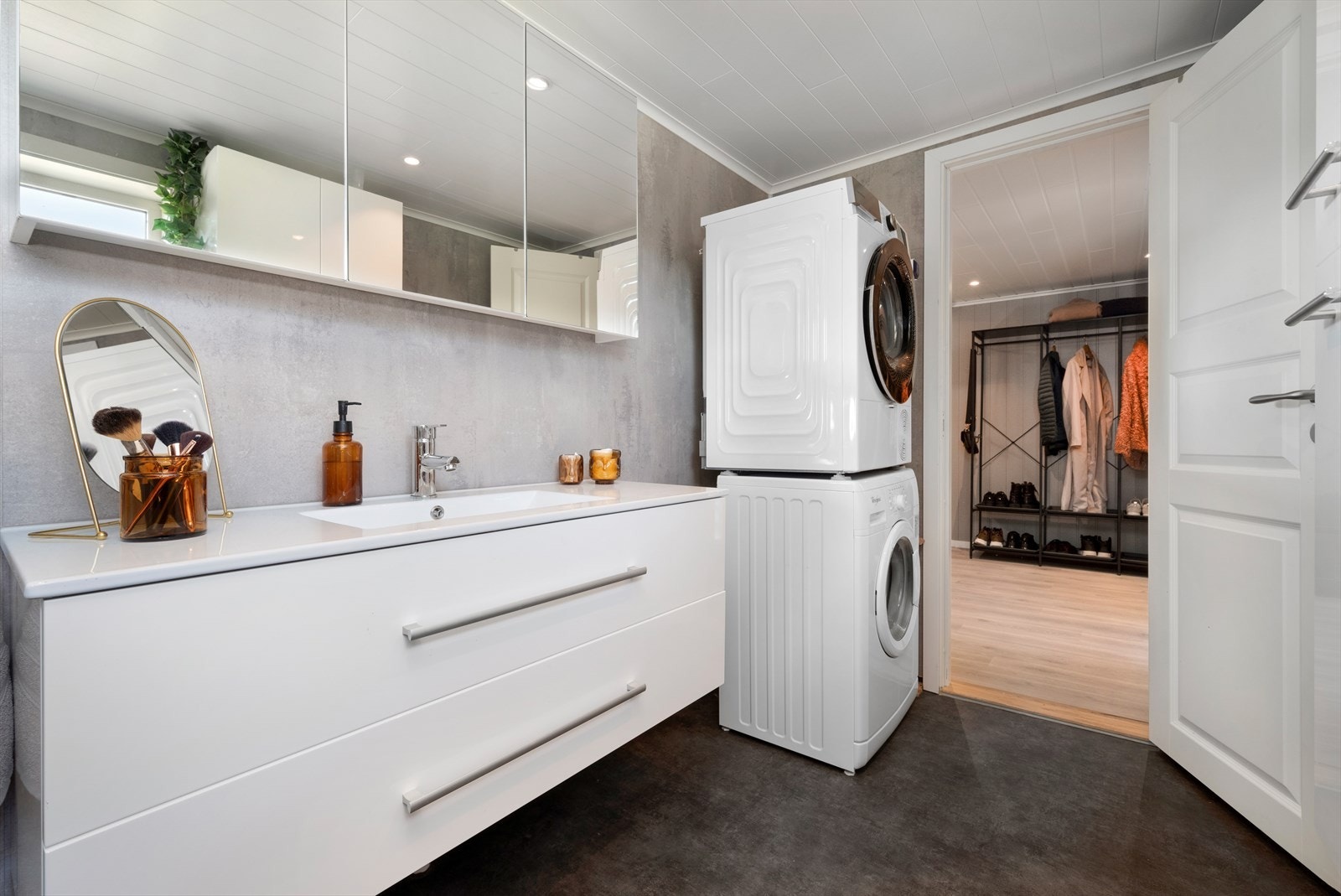 Badet byr på servant, toalett, dusjhjørne og plass til både vaskemaskin og tørketrommel. Galleribilde