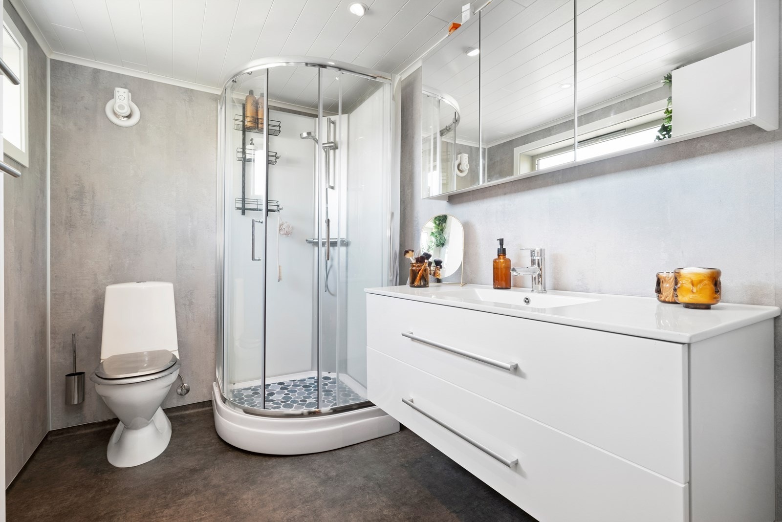 Badet ble oppgradert i 2022 og er på 6m². Galleribilde