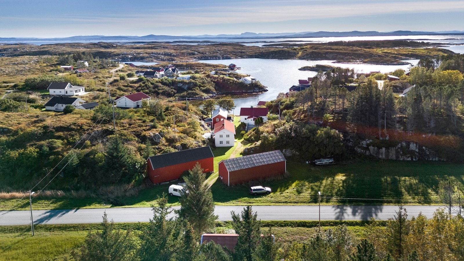 Det er ca. 9,5km til Nordskag med oppvekstsenter og dagligvare og ca. 30km til Sistranda som byr på "alle" dagligdagse servicefunksjoner Galleribilde