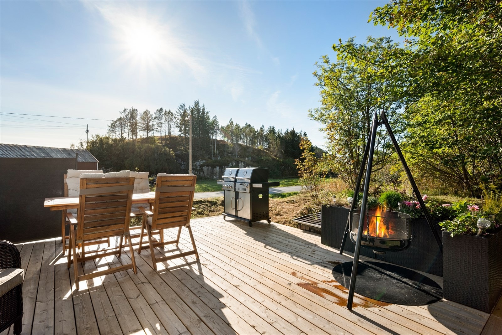 Terrassen ble bygget våren 2025 og nyter svært gode solforhold. Galleribilde