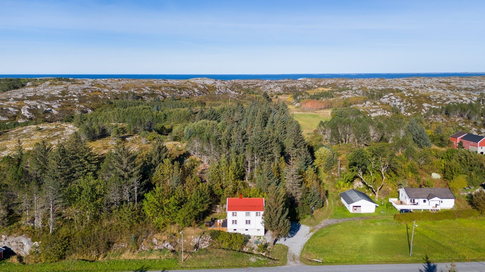 Eneboligen ligger 120m fra sjøen og kan skilte med fantastisk natur i umiddelbar nærhet. Galleribilde