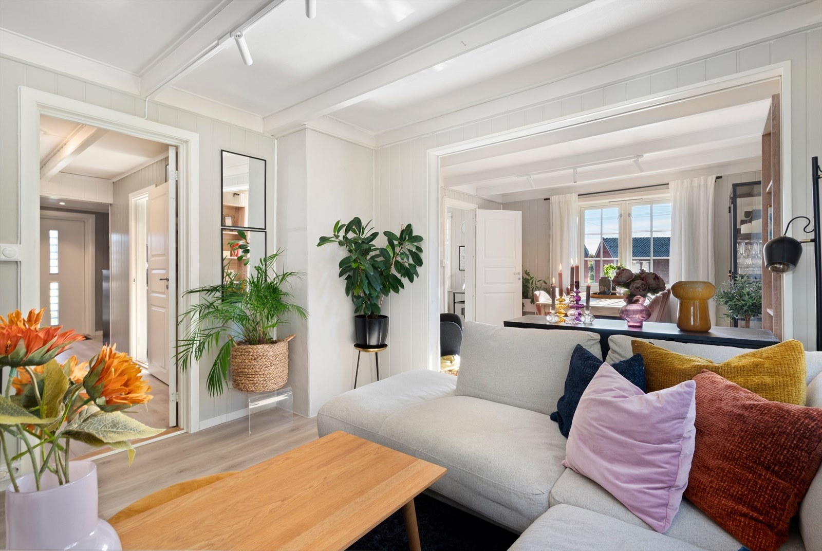 Videre kommer vi inn i en lys og trivelig stue på 21m² med adkomst til boligens terrasse. Galleribilde