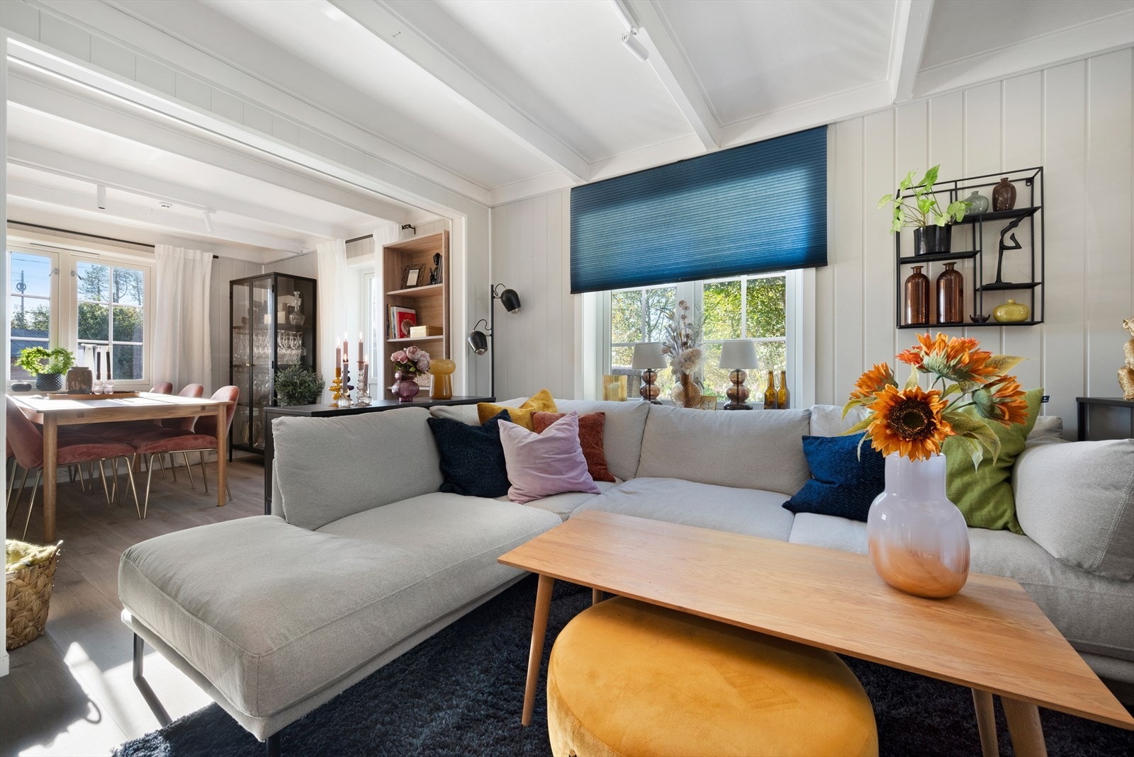 I 1. etasje finner du stue, kjøkken, gang og bad/vaskerom. Galleribilde