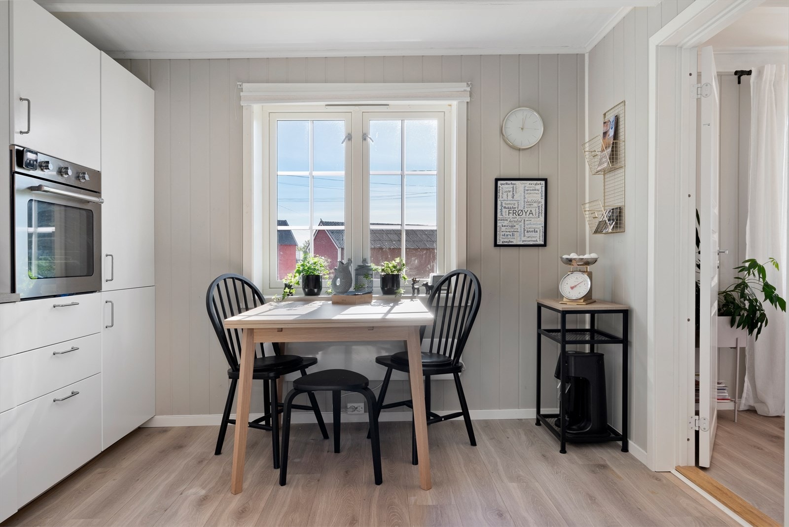 Også her er det plass til et koselig frokostbord, med fantastisk utsikt. Galleribilde