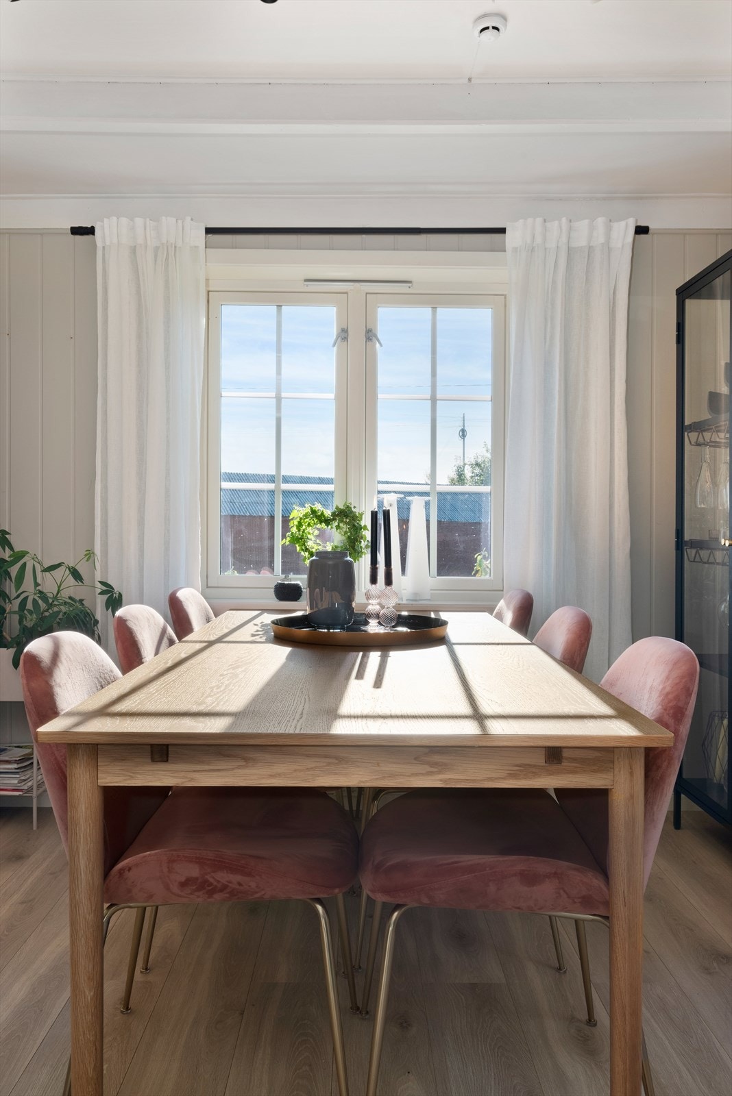 Stuen kan enkelt møbleres med både sofahjørne og spiseseksjon. Galleribilde