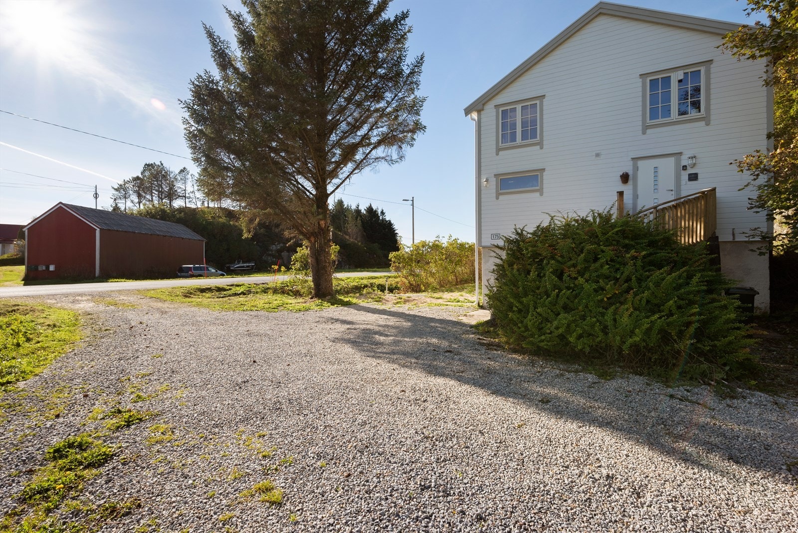 Det er god plass til parkering av bil på egen tomt på gruslagt innkjørsel. Galleribilde