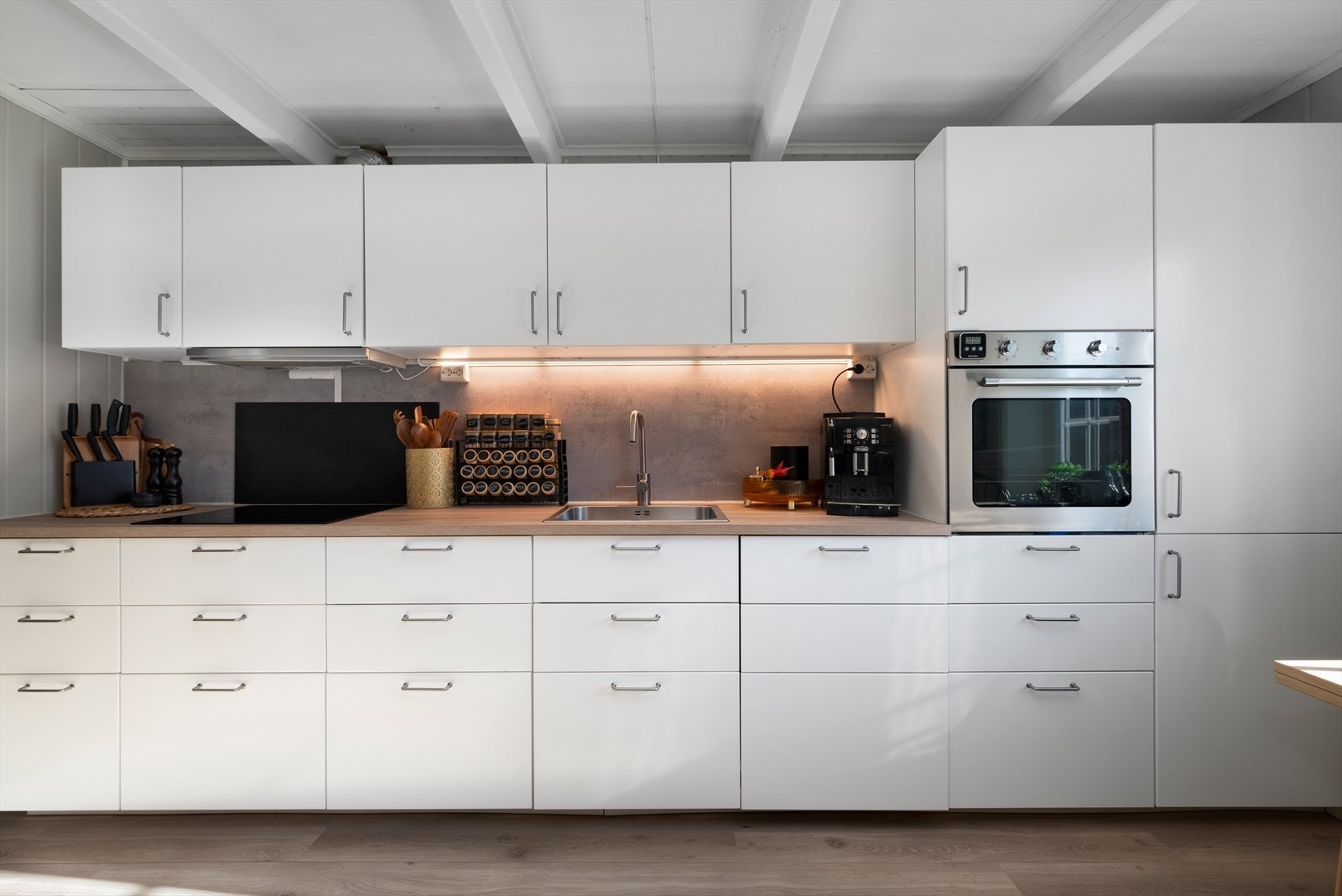 Integrerte hvitevarer som stekeovn, oppvaskmaskin, kjøl- og fryseskap og platetopp medfølger handelen. Galleribilde