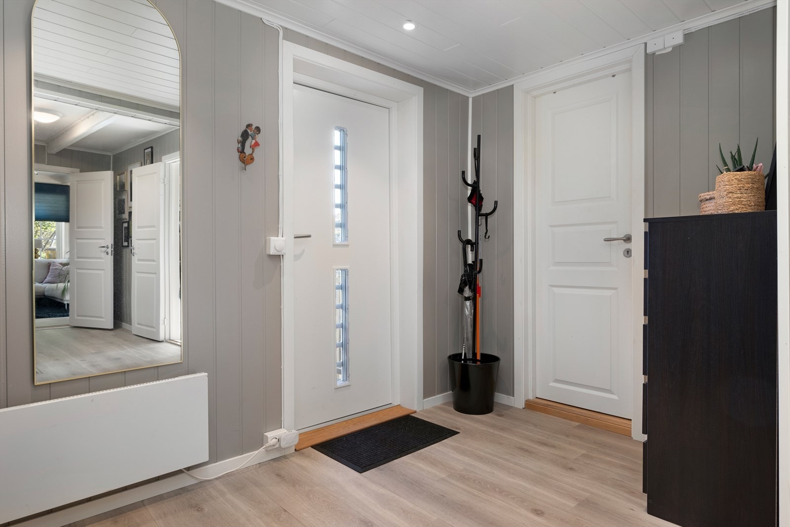 Velkommen inn - Boligen har vært gjennom vesentlig oppgraderinger siden 2022 og frem til i dag. For å nevne noe er det oppgradert bad, kjøkken, ny fasade med vinduer, kledning, etterisolering, renner og nedløp, ny terrasse og minirenseannlegg. Galleribilde