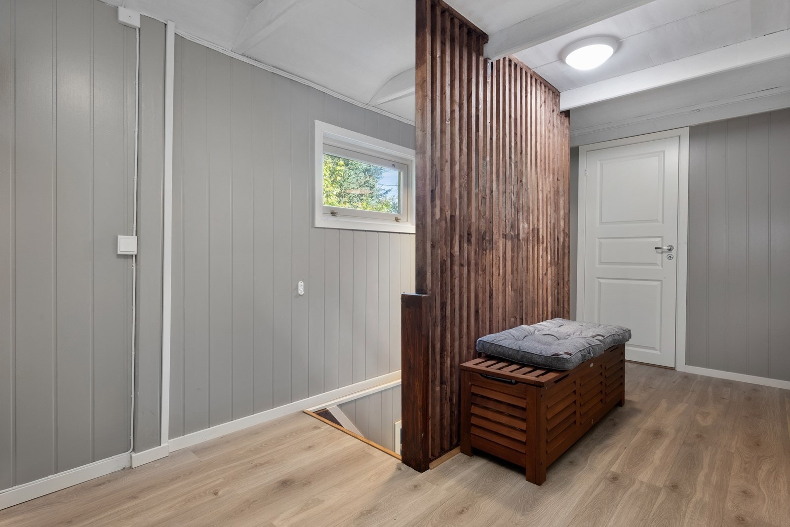 Det er ellers oppgradert fasade med ny kledning, vinduer, etterisolering, nedløp og renner i 2022. Galleribilde