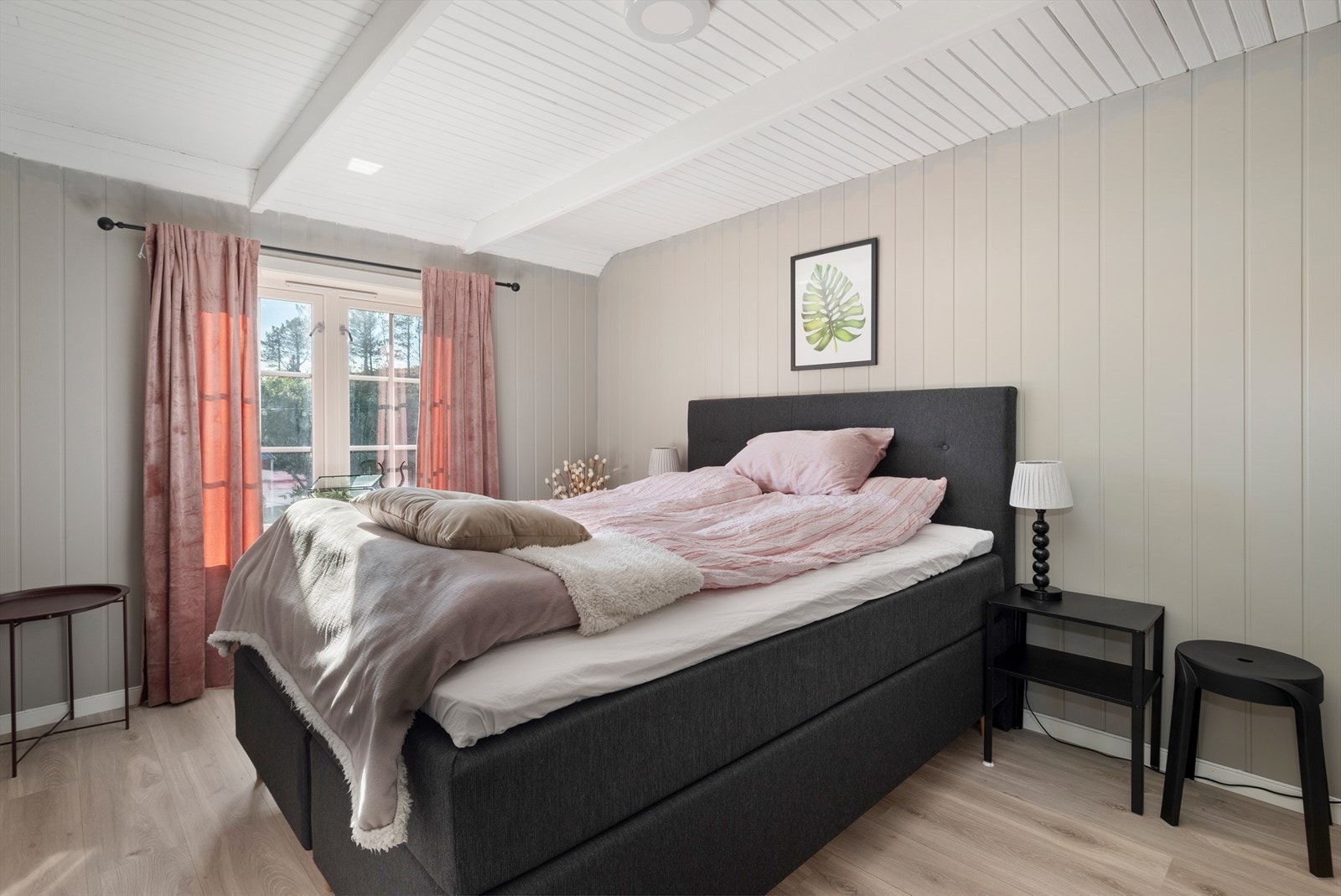 I likhet med resten av eiendommen oppleves rommene svært lyse og luftige. Galleribilde