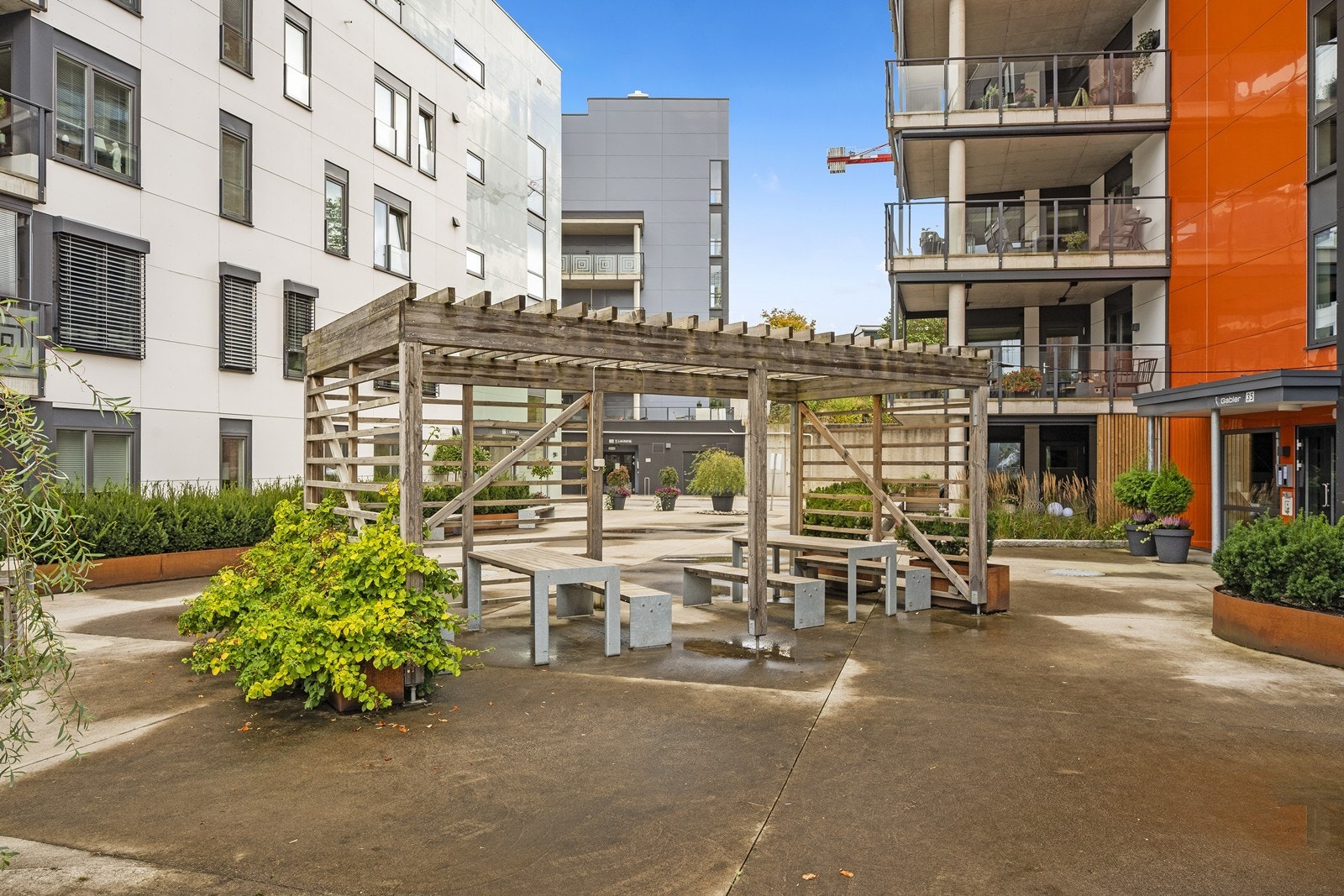 Pergola ved inngangspartiet utenfor blokka Galleribilde
