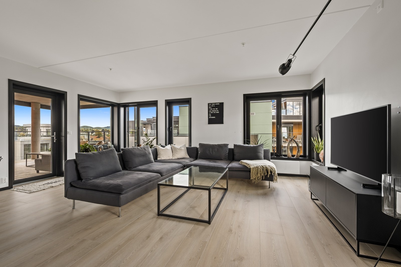 Stuen er lys og romslig og har solskjerming på vinduer mot nord Galleribilde