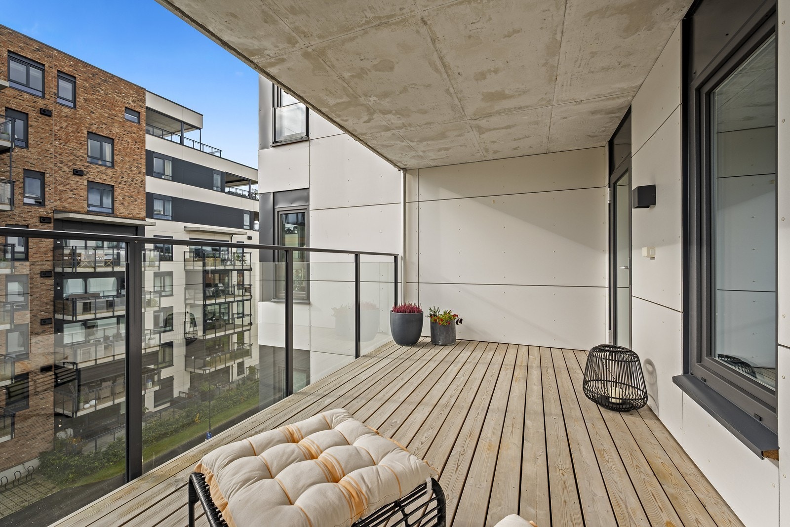 Begge balkongene er overbygget og skjermet Galleribilde