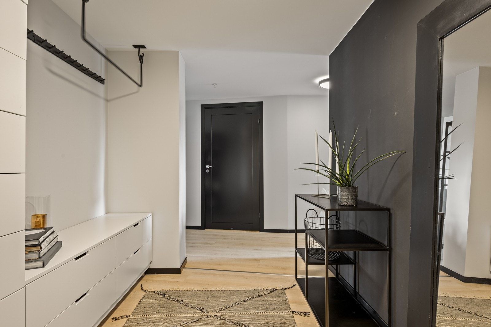 Sittebenk og godt med plass til klesoppheng Galleribilde