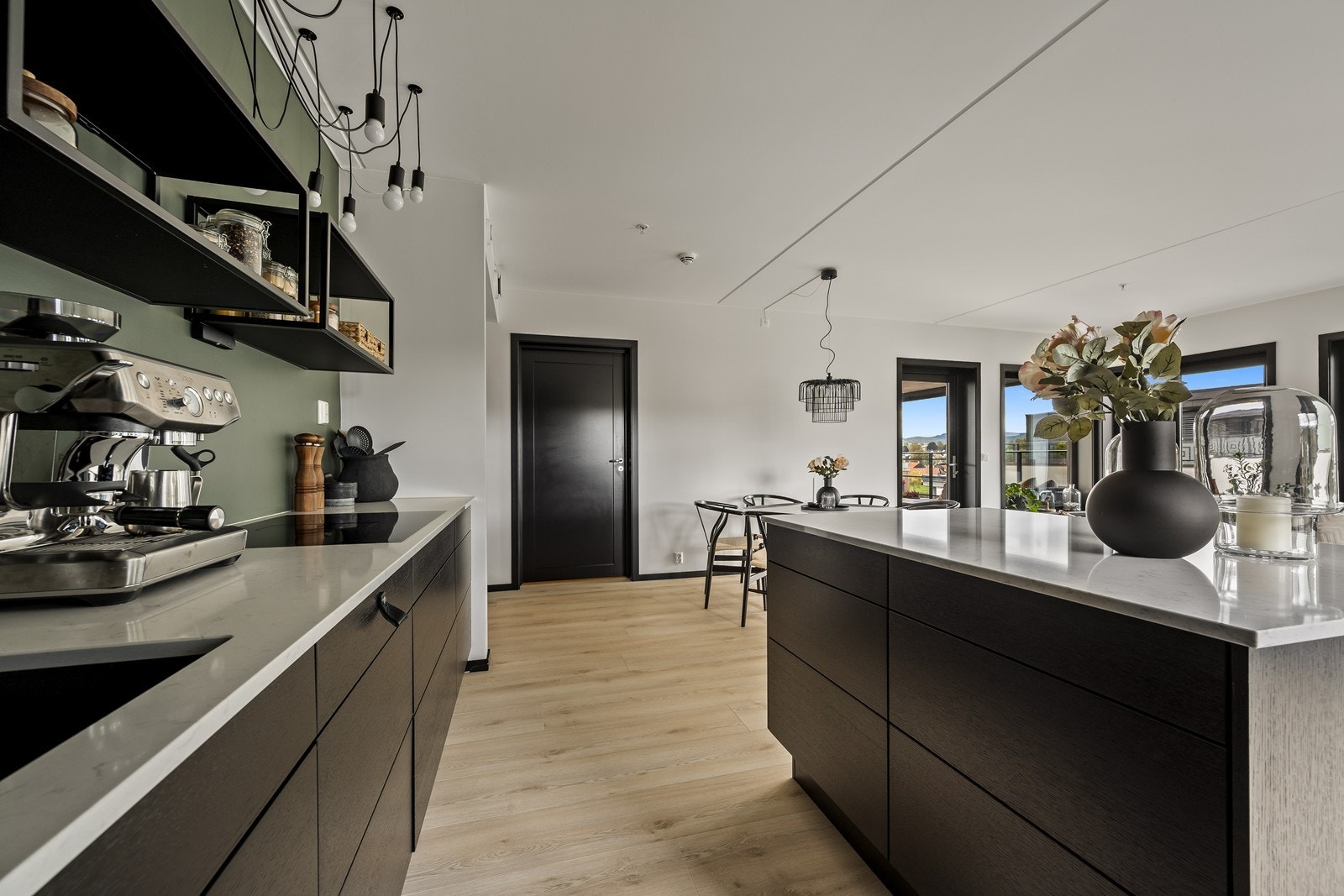 Integrerte hvitevarer, med blant annet platetopp med integrert ventilator Galleribilde