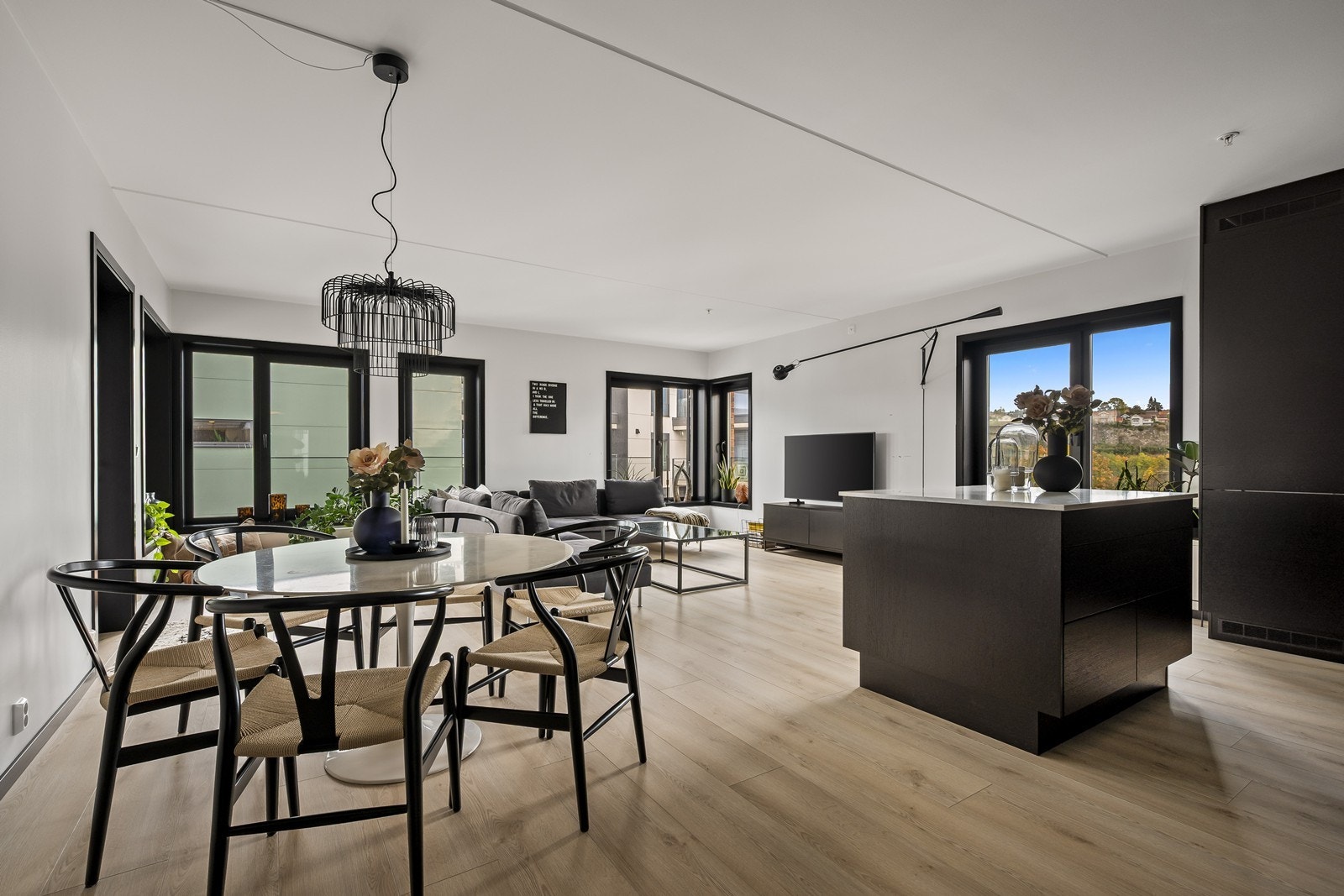 Plass til spisestuemøblement i stuen Galleribilde