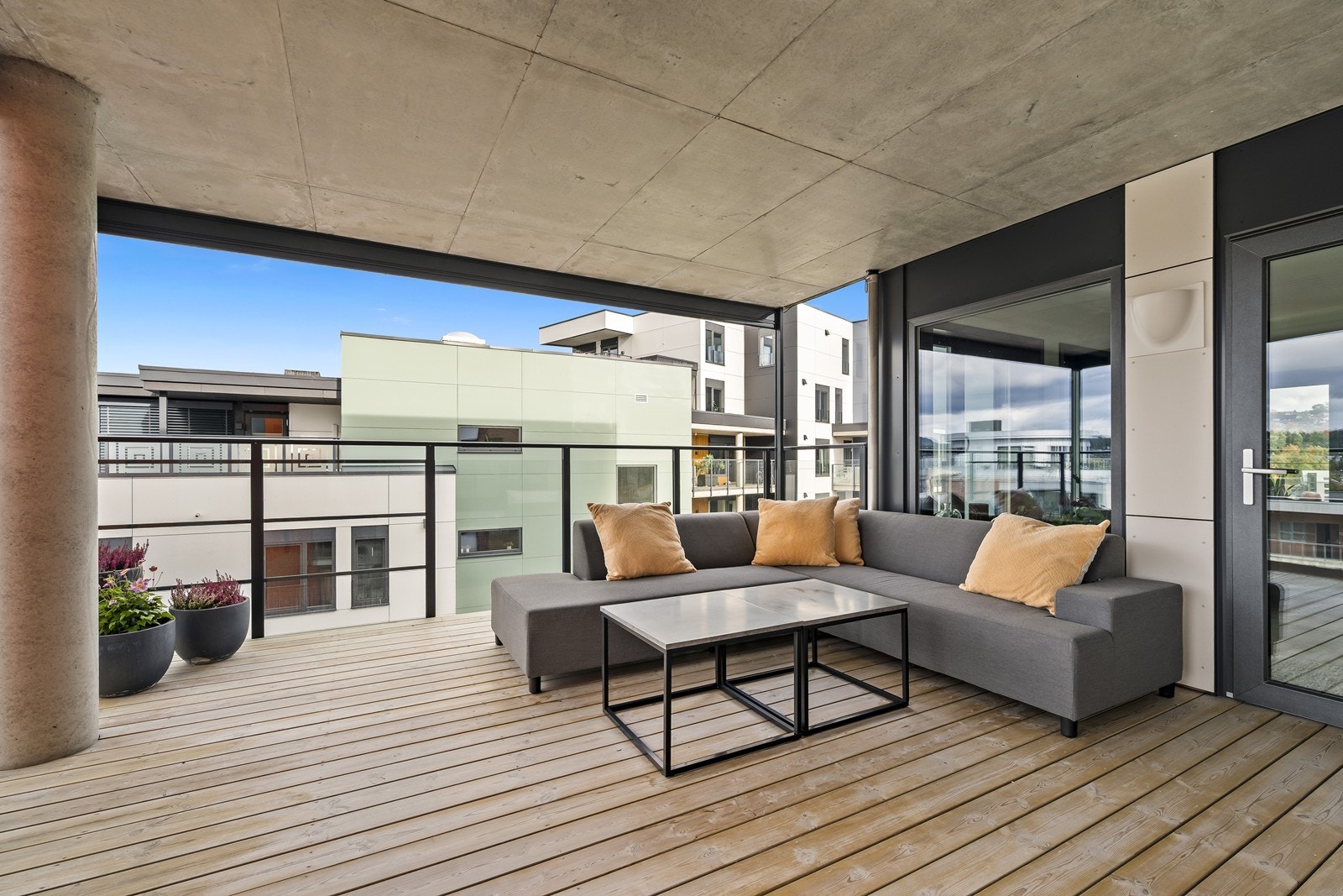 God plass til sittegruppe på balkongen Galleribilde