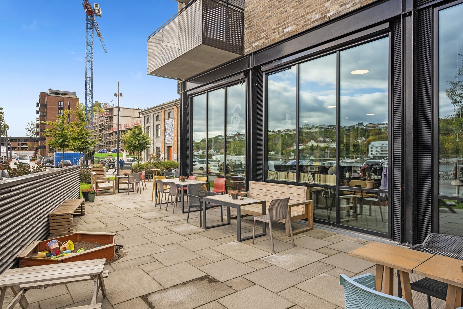 Tømmerkaia har blitt utviklet de senere år, og har på kort tid også fått flere populære spisesteder og pub Galleribilde