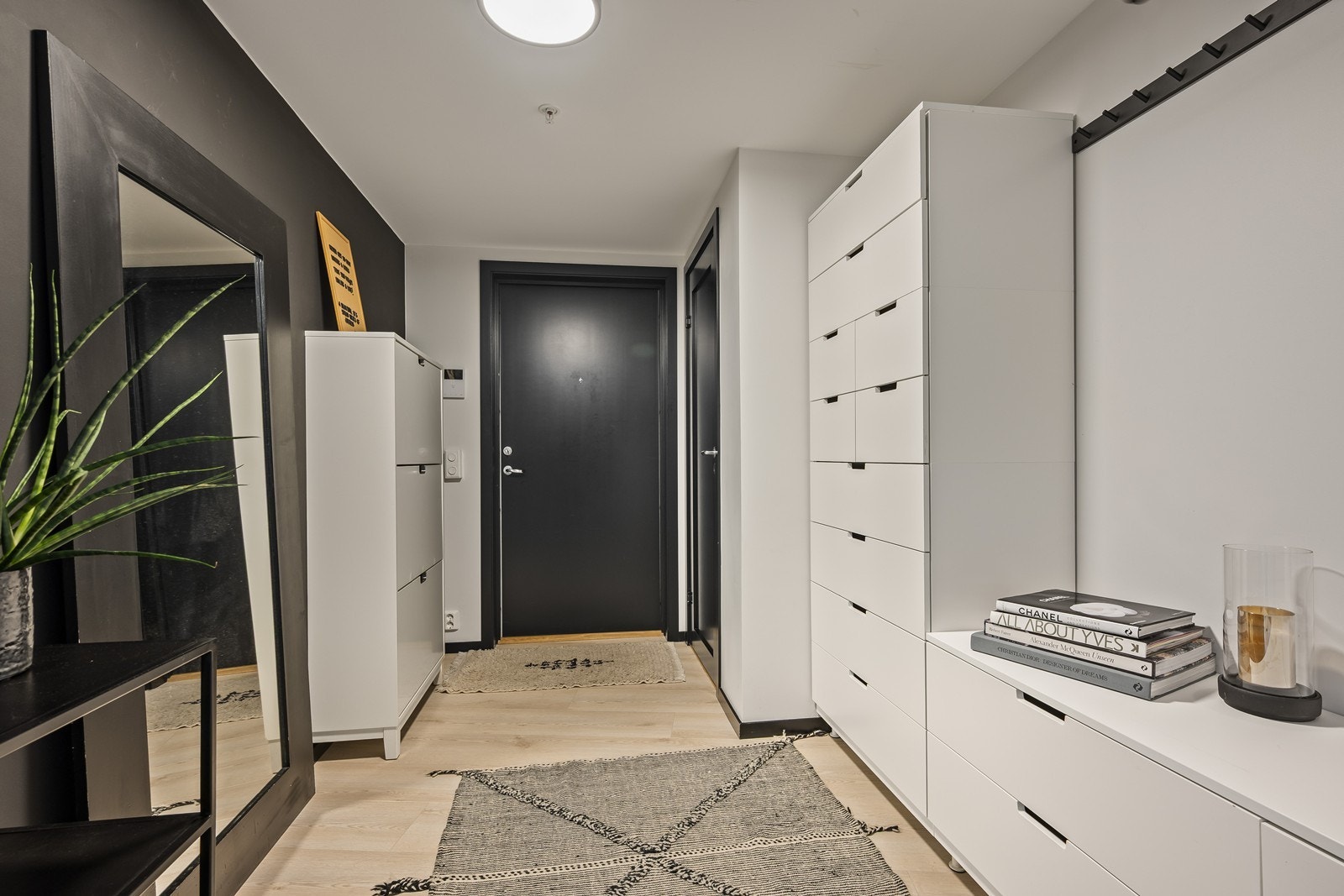 Romslig entré med garderobemøblement - videoporttelefon viser deg hvem som ringer på Galleribilde