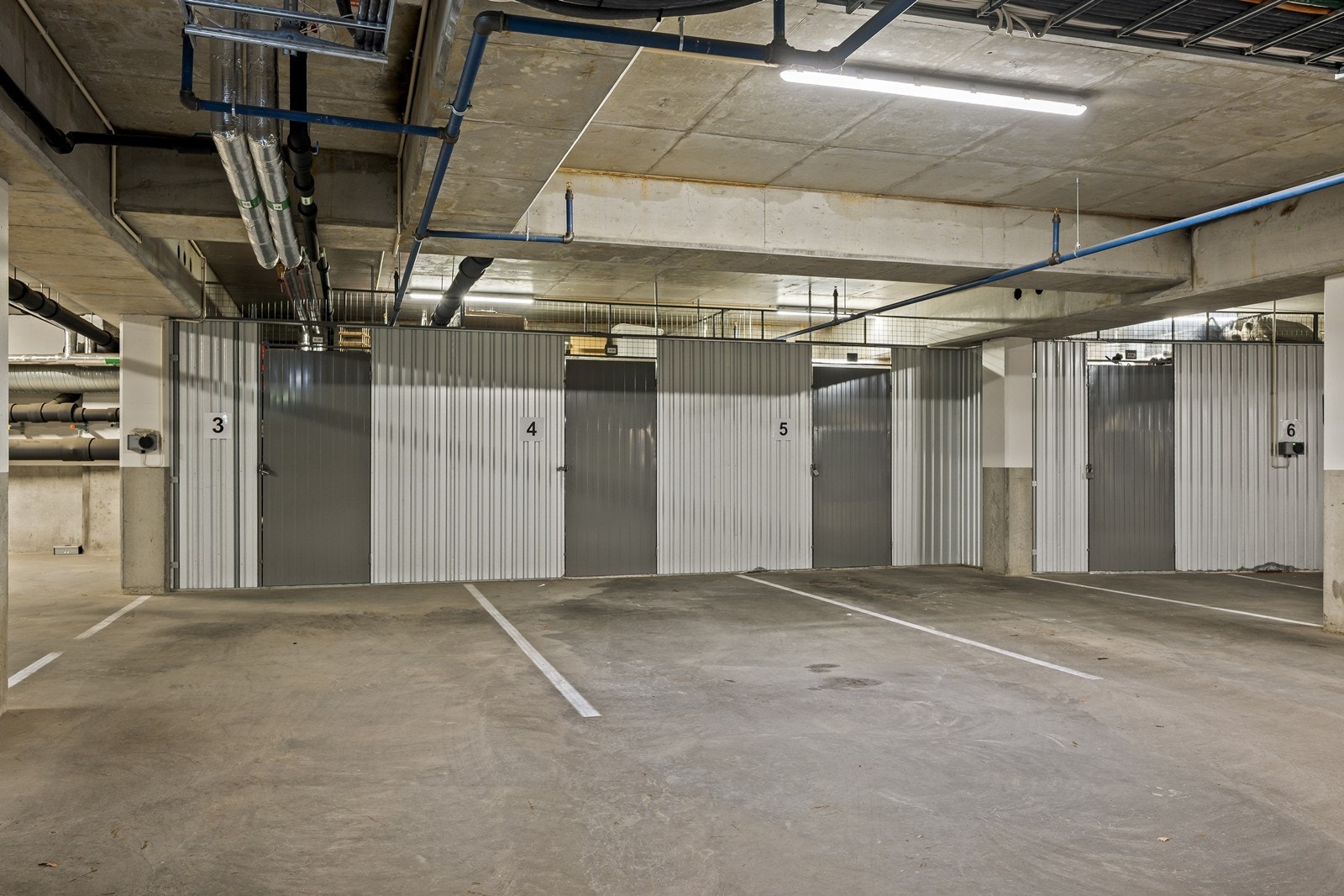 Parkeringsplassen (nr 4) og bod ligger rett ved døren fra blokka Galleribilde