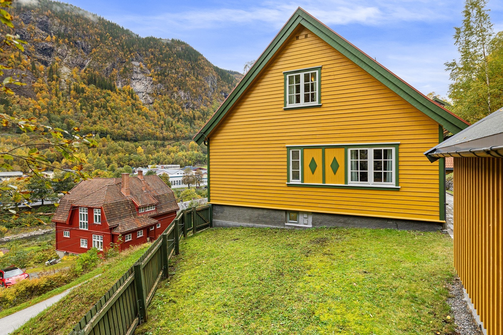 Hage på østsiden av boligen Galleribilde