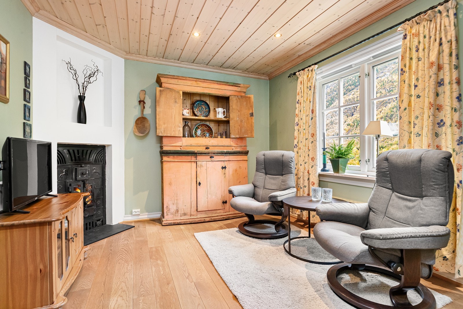 Innenfor dagligstuen er det en trivelig TV-stue Galleribilde