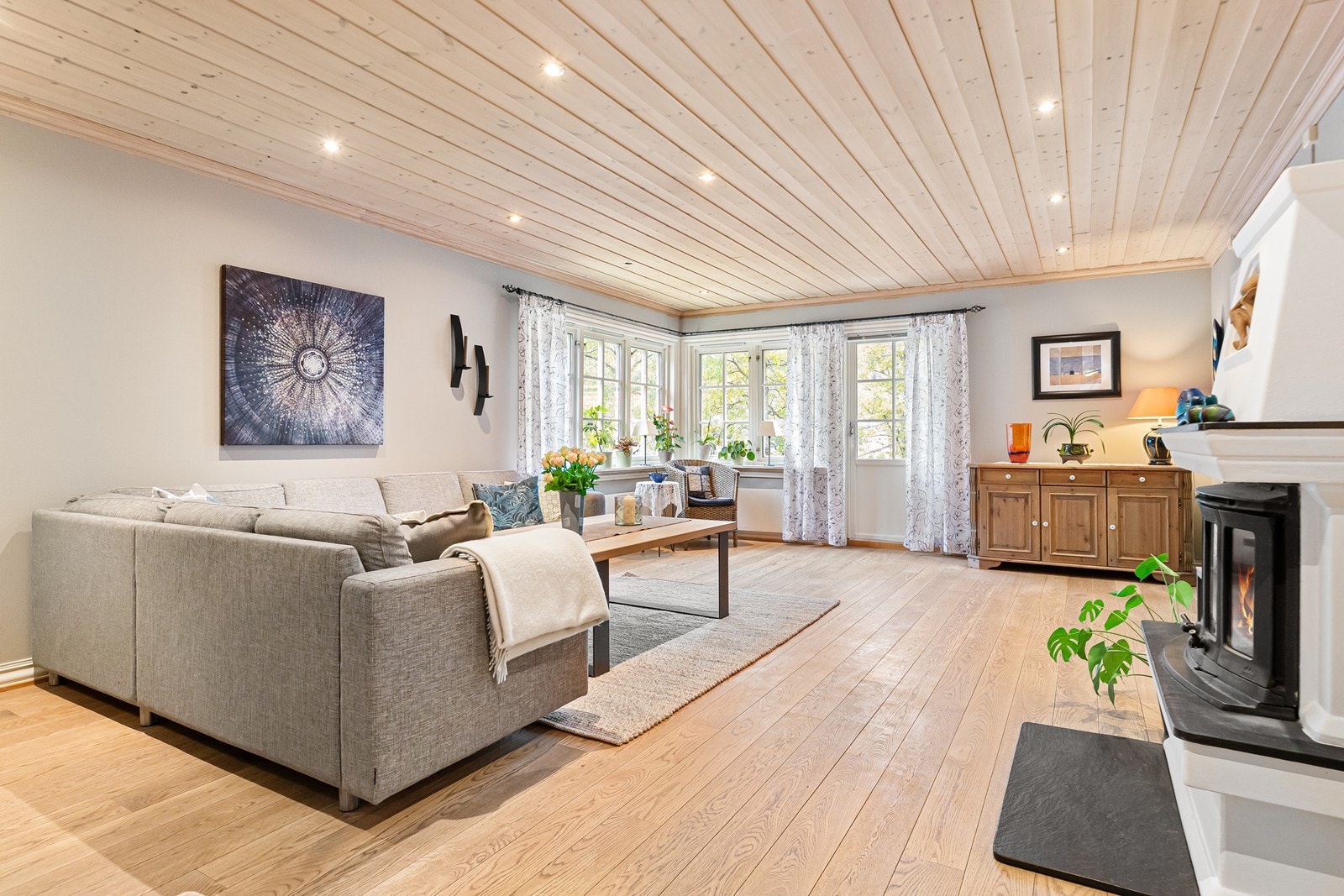 Stuen er utstyrt med en trivelig peisovn Galleribilde