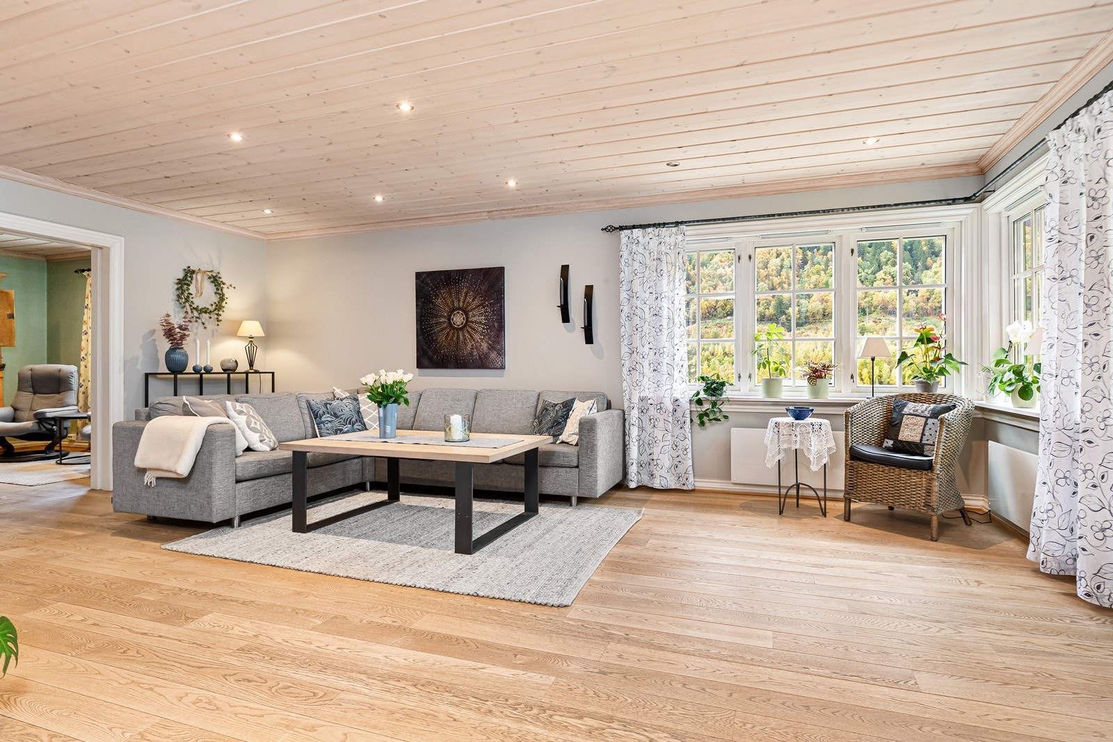 Stuen har gulv i massiv eik Galleribilde