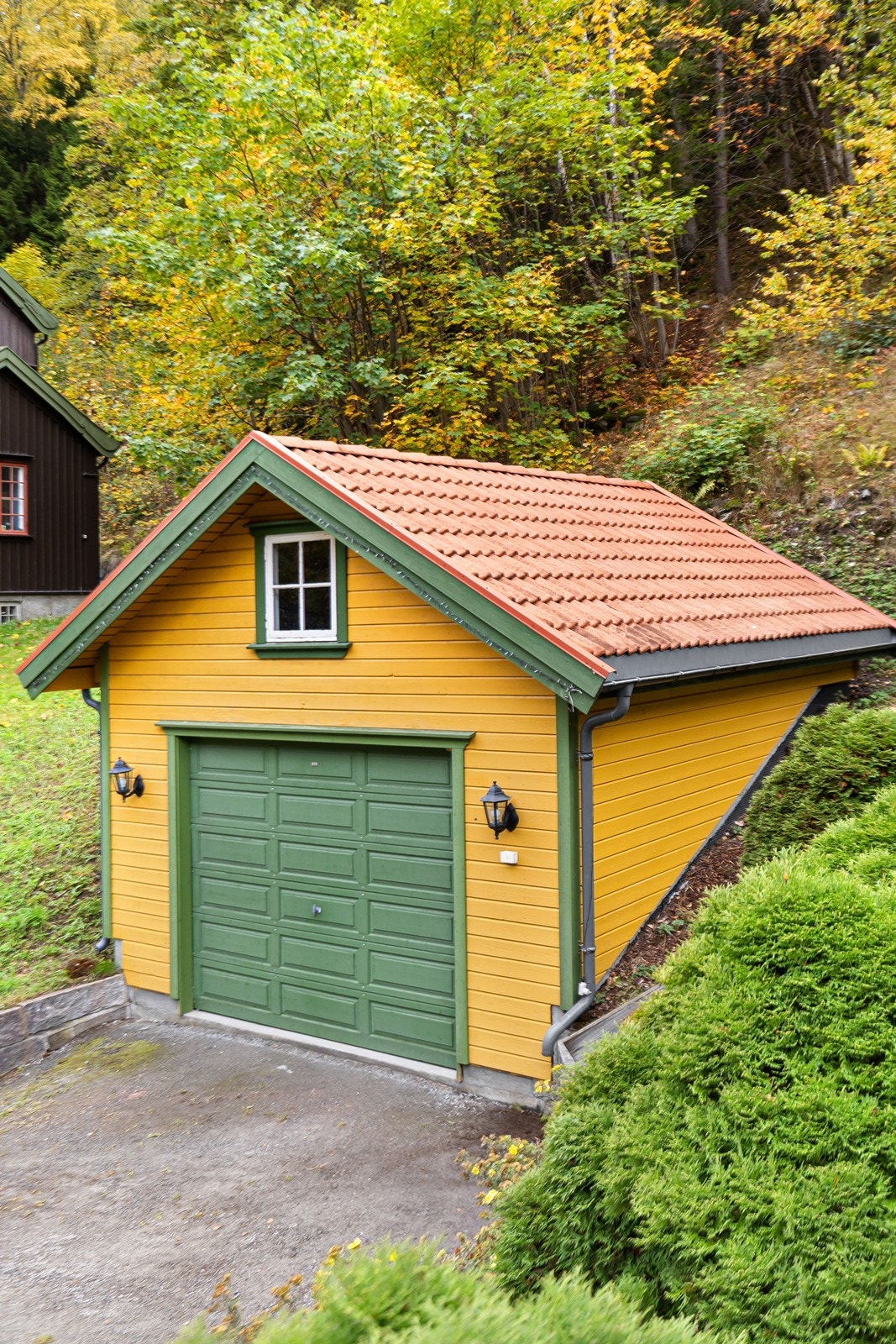 Frittstående garasje med elektrisk port Galleribilde