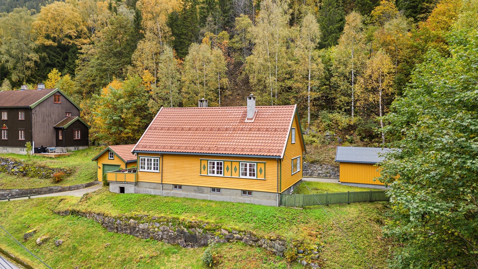 Eiendommen har en attraktiv beliggenhet på en romslig og pent opparbeidet tomt Galleribilde