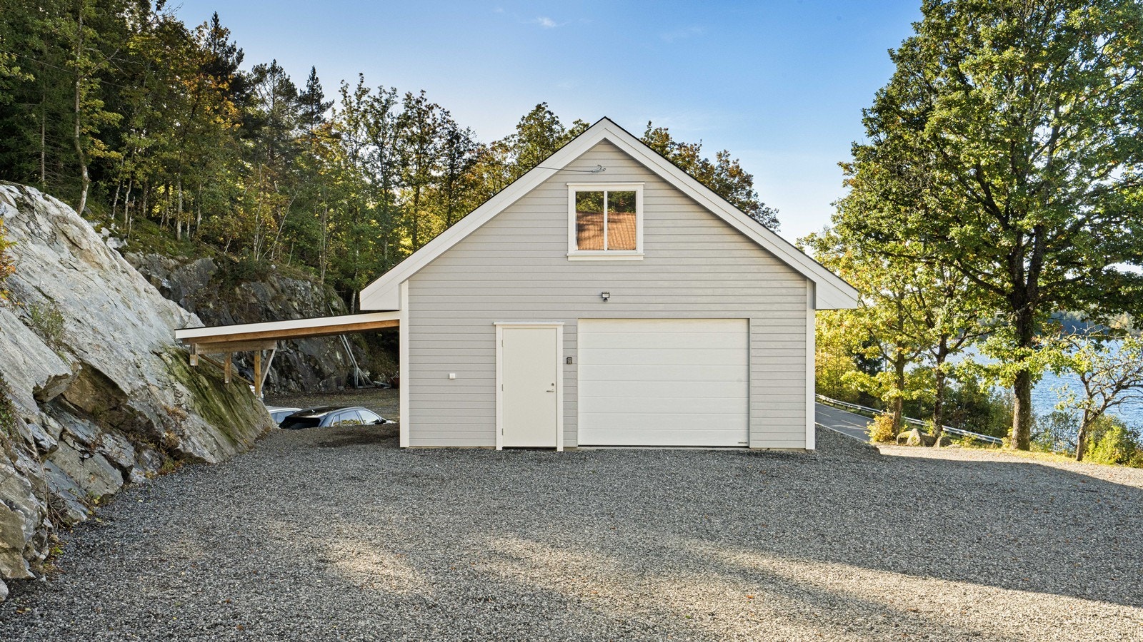 Nyere garasje med god plass til bortsetting i 2.etg Galleribilde