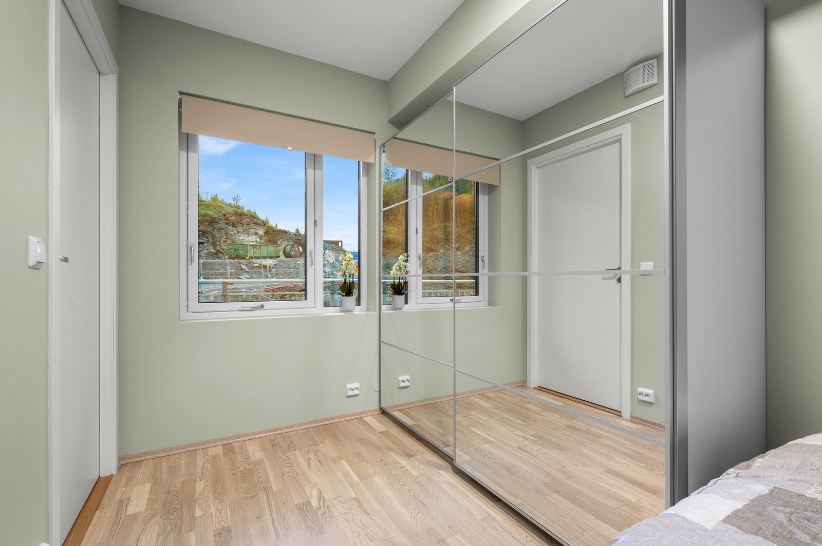 Det største soverommet er på 8,5 kvm. Her har man god plass til dobbeltseng og garderobeløsninger. Galleribilde