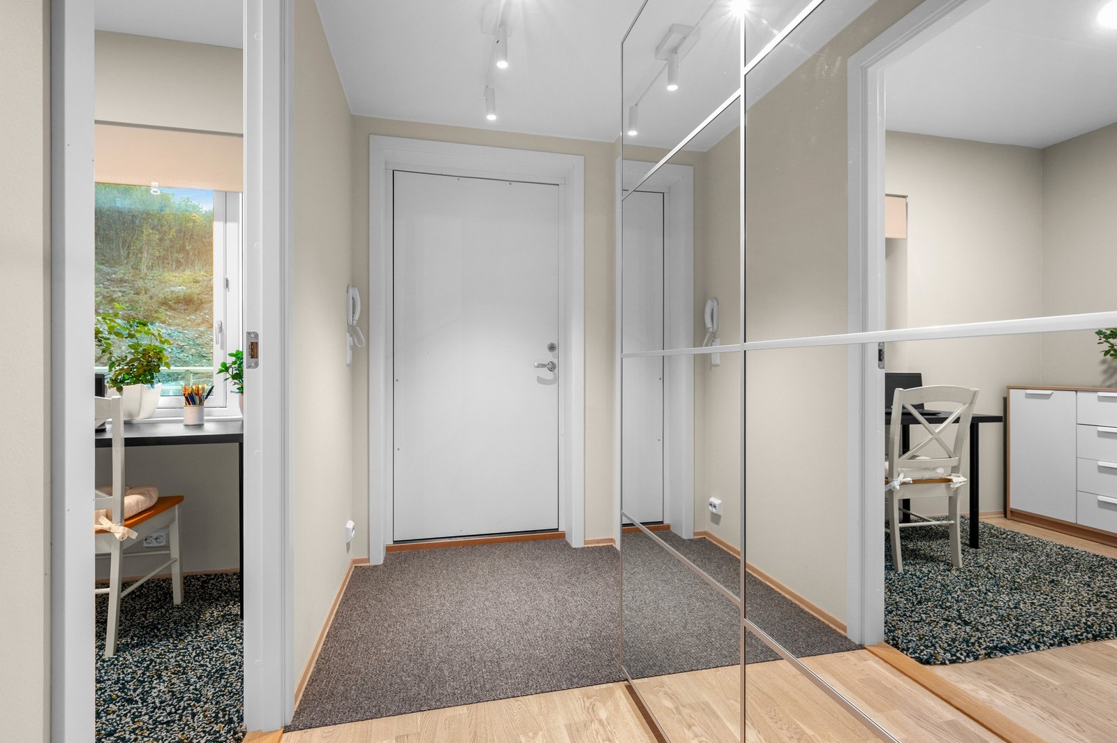 Romslig entre med plass til skyvedørsgarderobe. Lysskinne i himling. Galleribilde