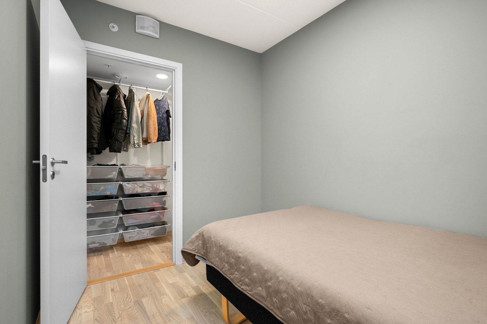 Soverom på 6,5 kvm med bod som i dag blir brukt som garderobe. Galleribilde