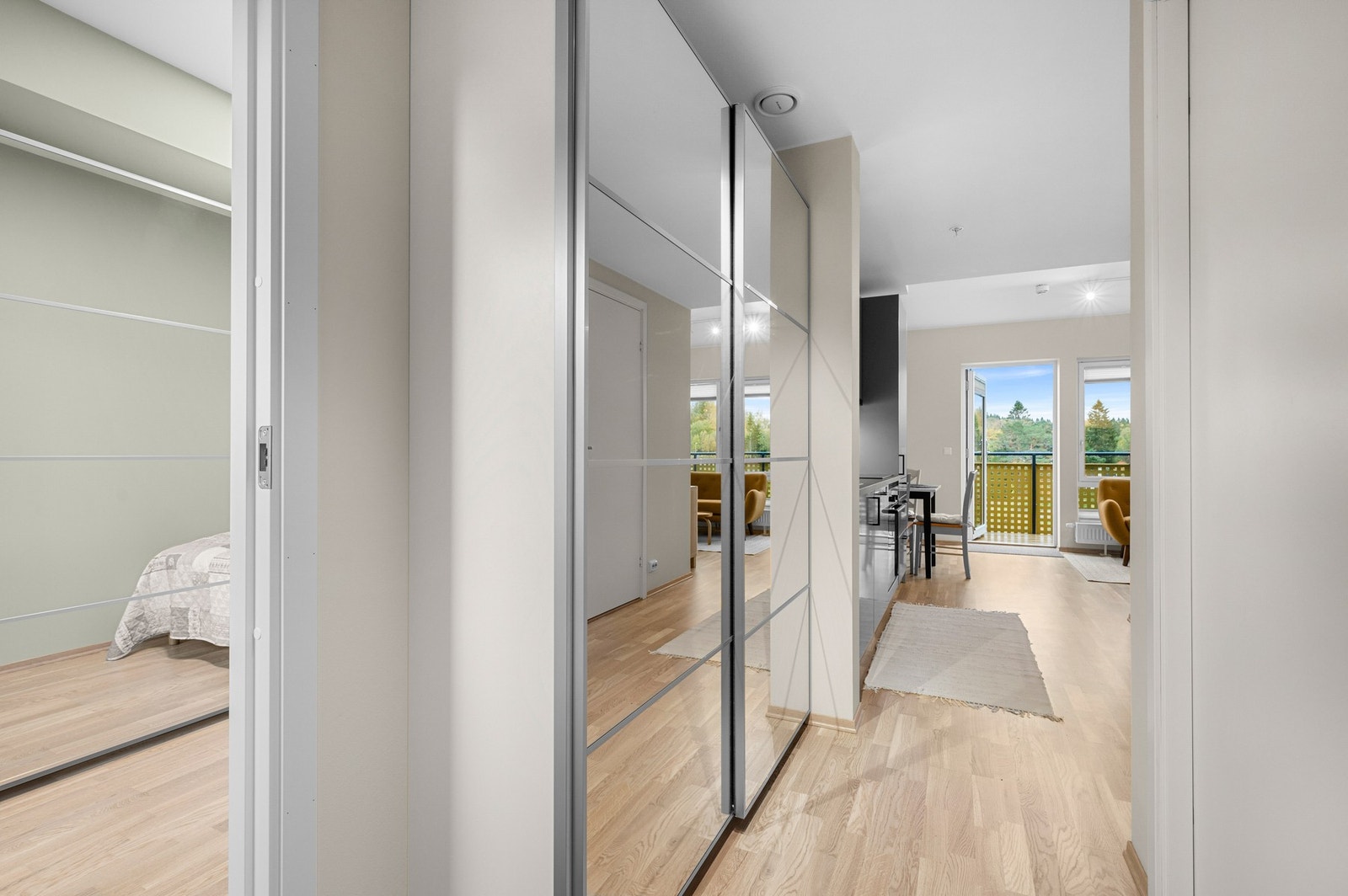 Gode oppbevaringsmuligheter for ytterklær og sko. Galleribilde