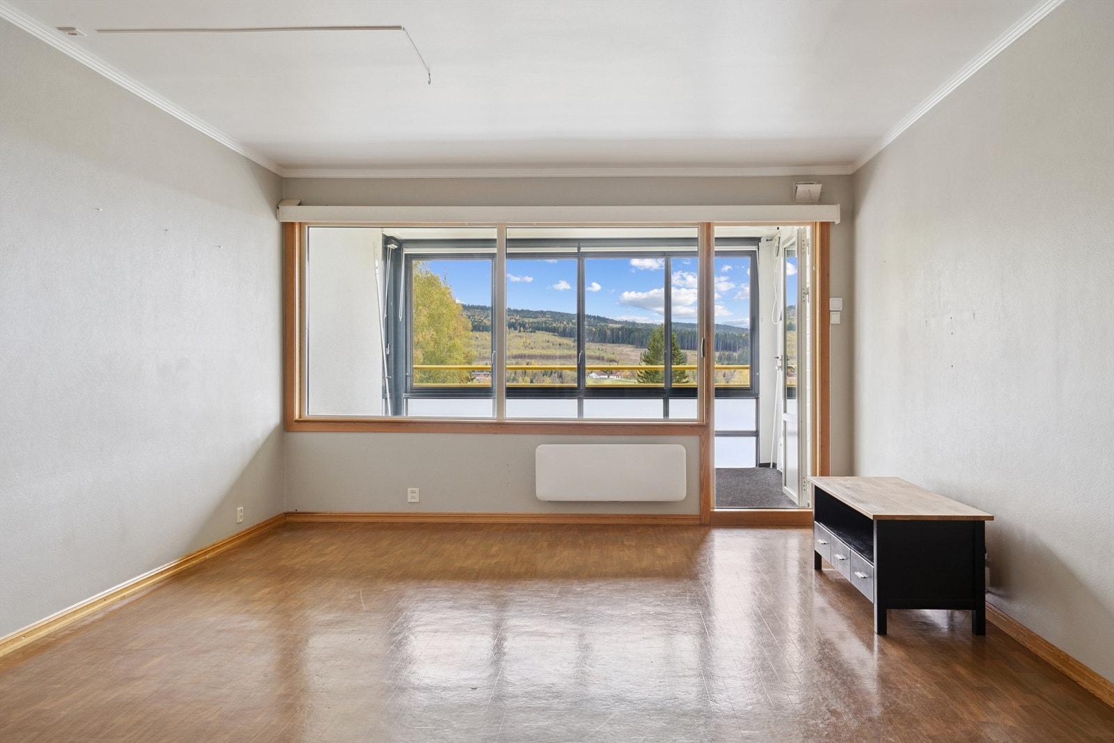 Stuen er et sentralt rom med store vindusflater og direkte utgang til balkongen. Galleribilde