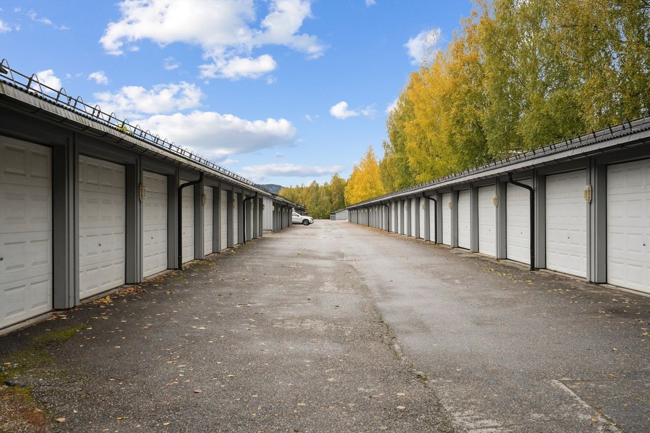 Det medfølger en garasjeplass på 17 m² i felles anlegg, med elektrisk port og mulighet for elbillading (abonnementsordning via borettslaget). Galleribilde