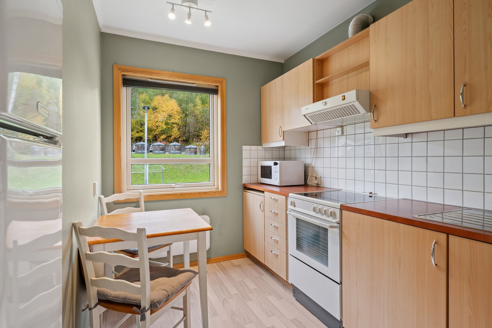 Kjøkkeninnredningen har glatte fronter og en benkeplate i laminat. Galleribilde