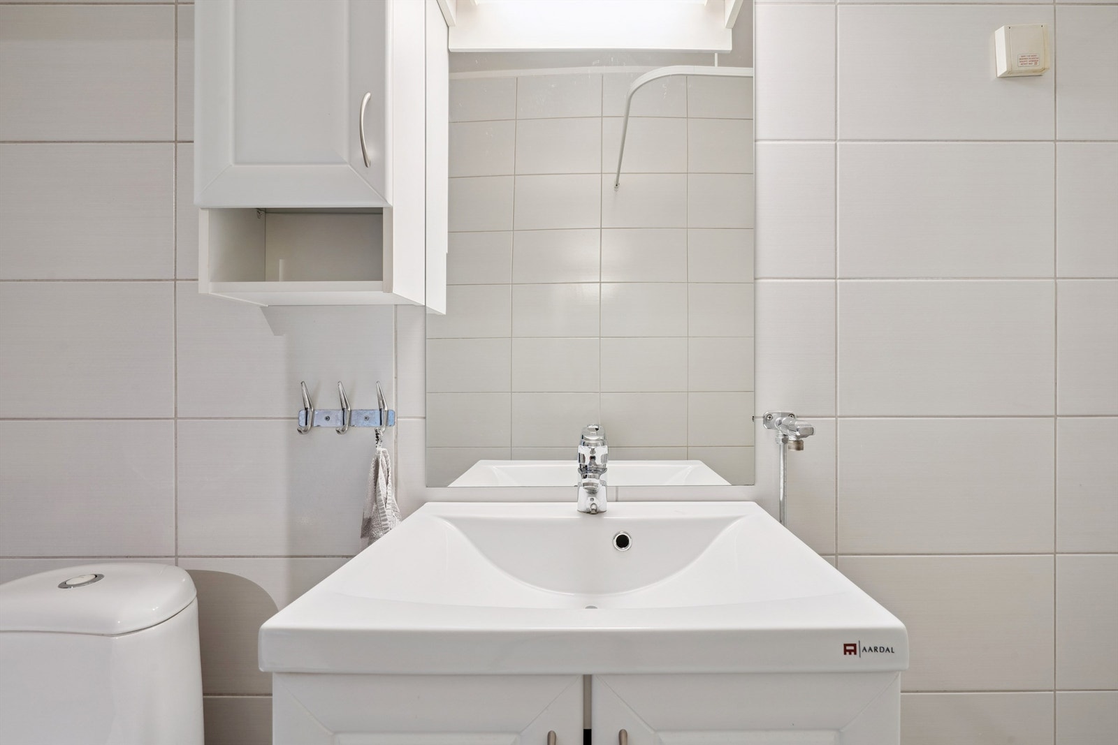 Servanten har et ettgreps blandebatteri og er supplert med speil og overskap. Galleribilde