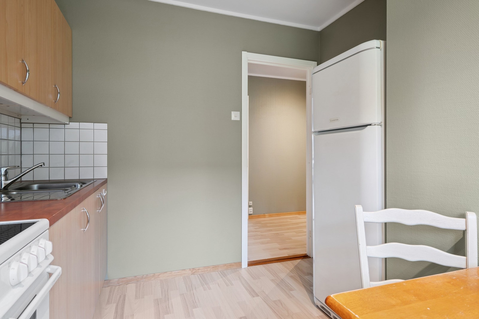 Kjøkkenet er et eget rom, men med enkel tilgang fra gangen og kort vei til stuen. Galleribilde