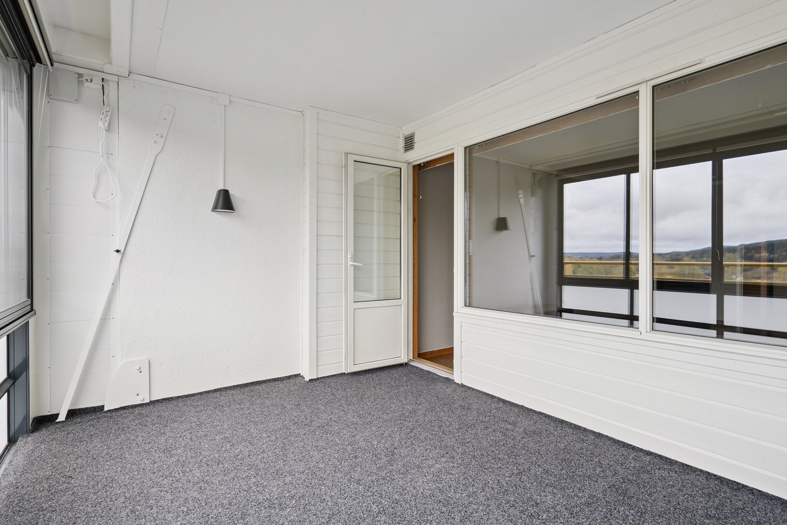 Den romslige balkongen på 12 m² ble innglasset i 2021 og fungerer som en fin forlengelse av stuen. Galleribilde