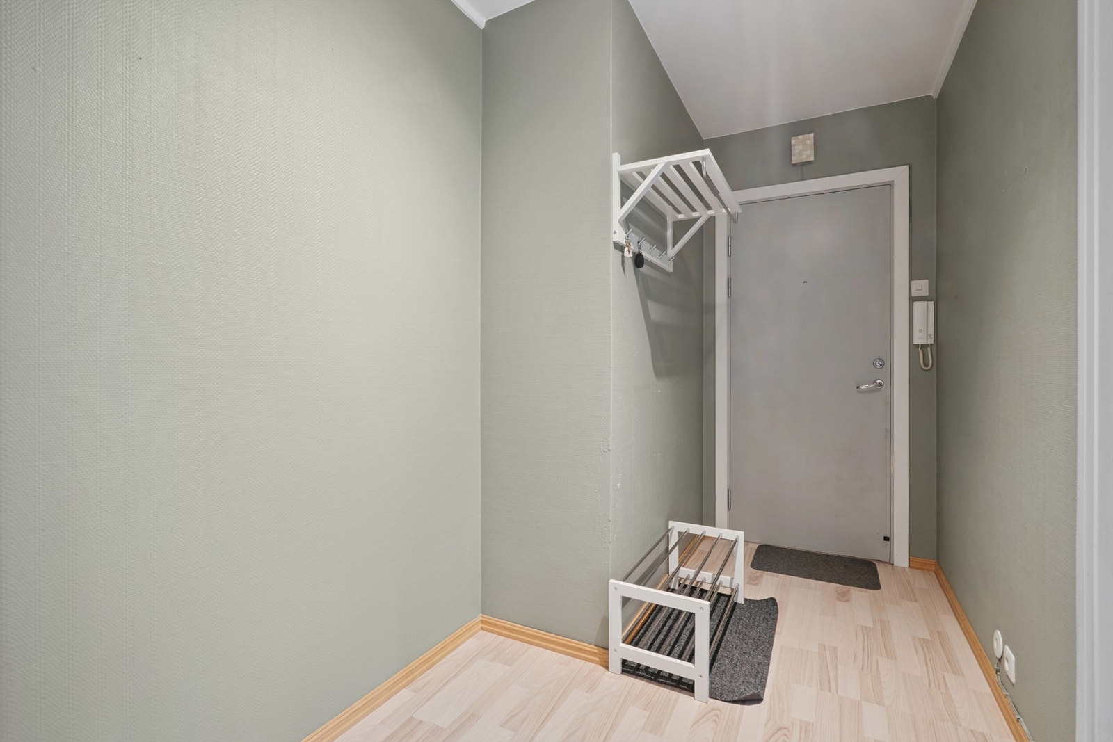 Leiligheten ligger i 1. etasje, og du ønskes velkommen inn i en entré med plass til yttertøy og sko. Galleribilde