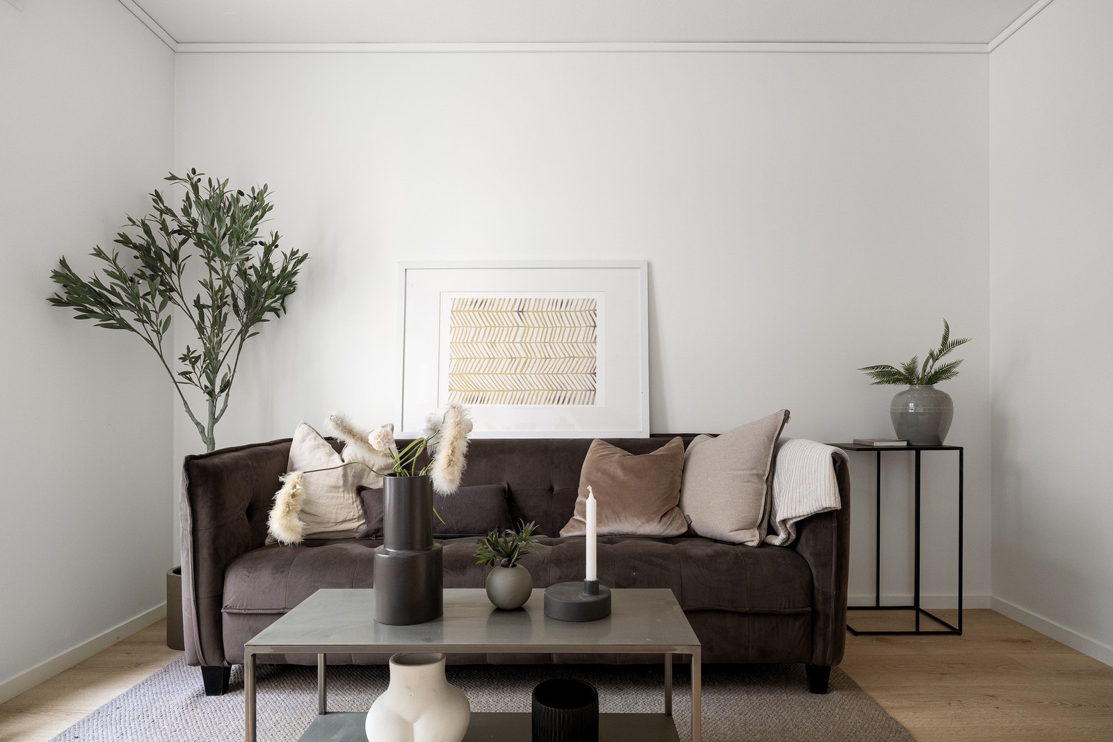 Smart planløsning med plass til sofa og fleksibel møblering. Galleribilde