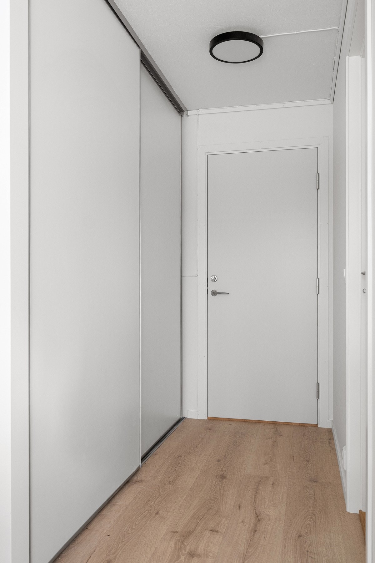 Entréen oppleves romslig med praktisk skyvedørsgarderobe som gir god plassutnyttelse. Galleribilde