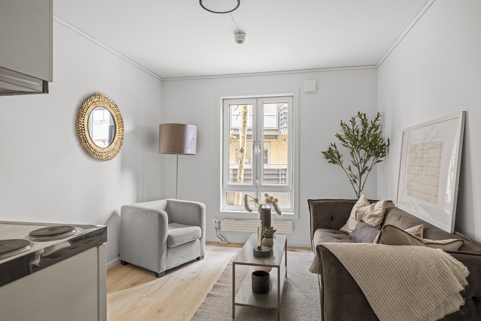 Leiligheten har et moderne preg med lyse overflater og nytt laminatgulv fra 2025. Galleribilde