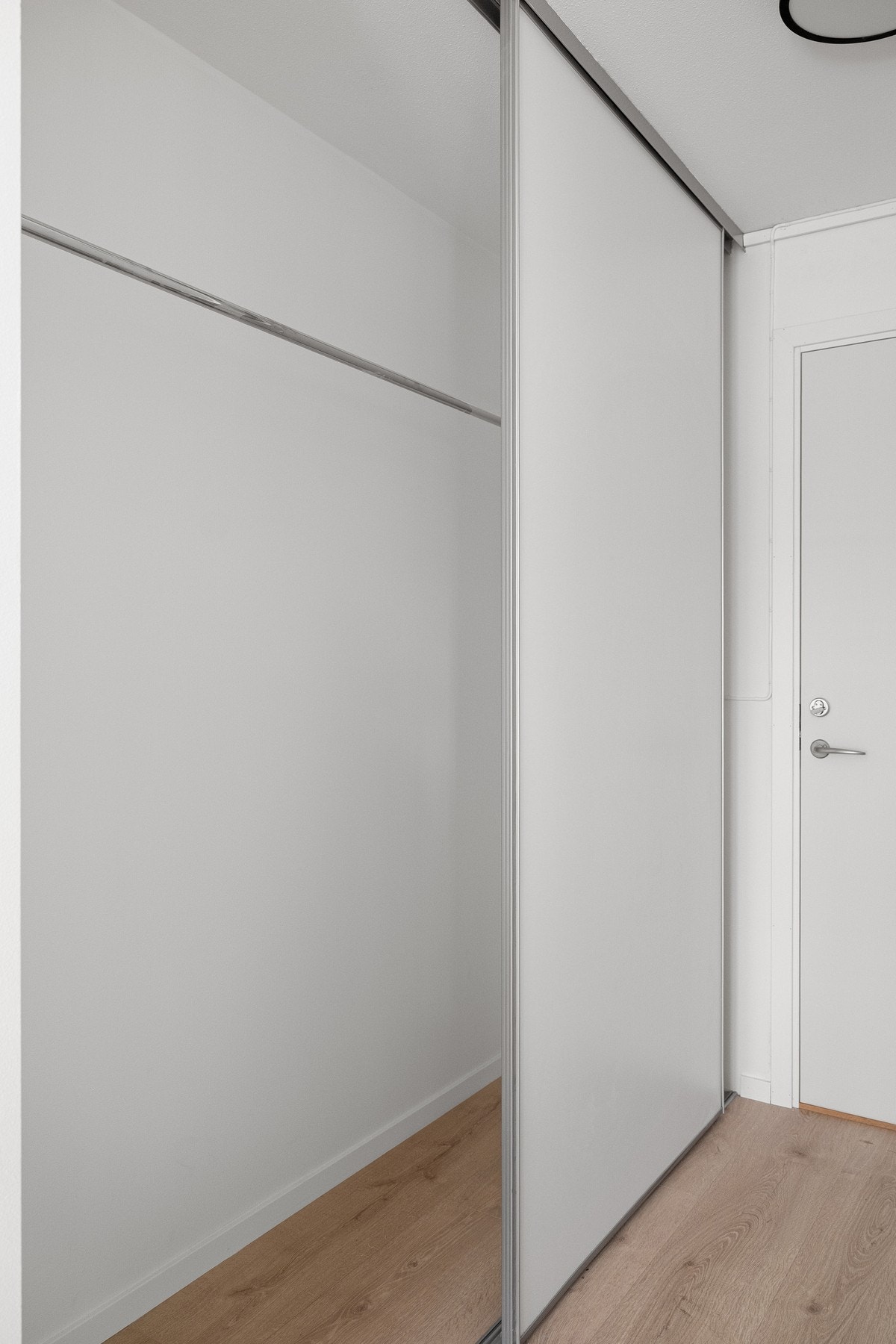 Meget romslig skyvedørsgarderobe med god oppbevaringsplass. Galleribilde