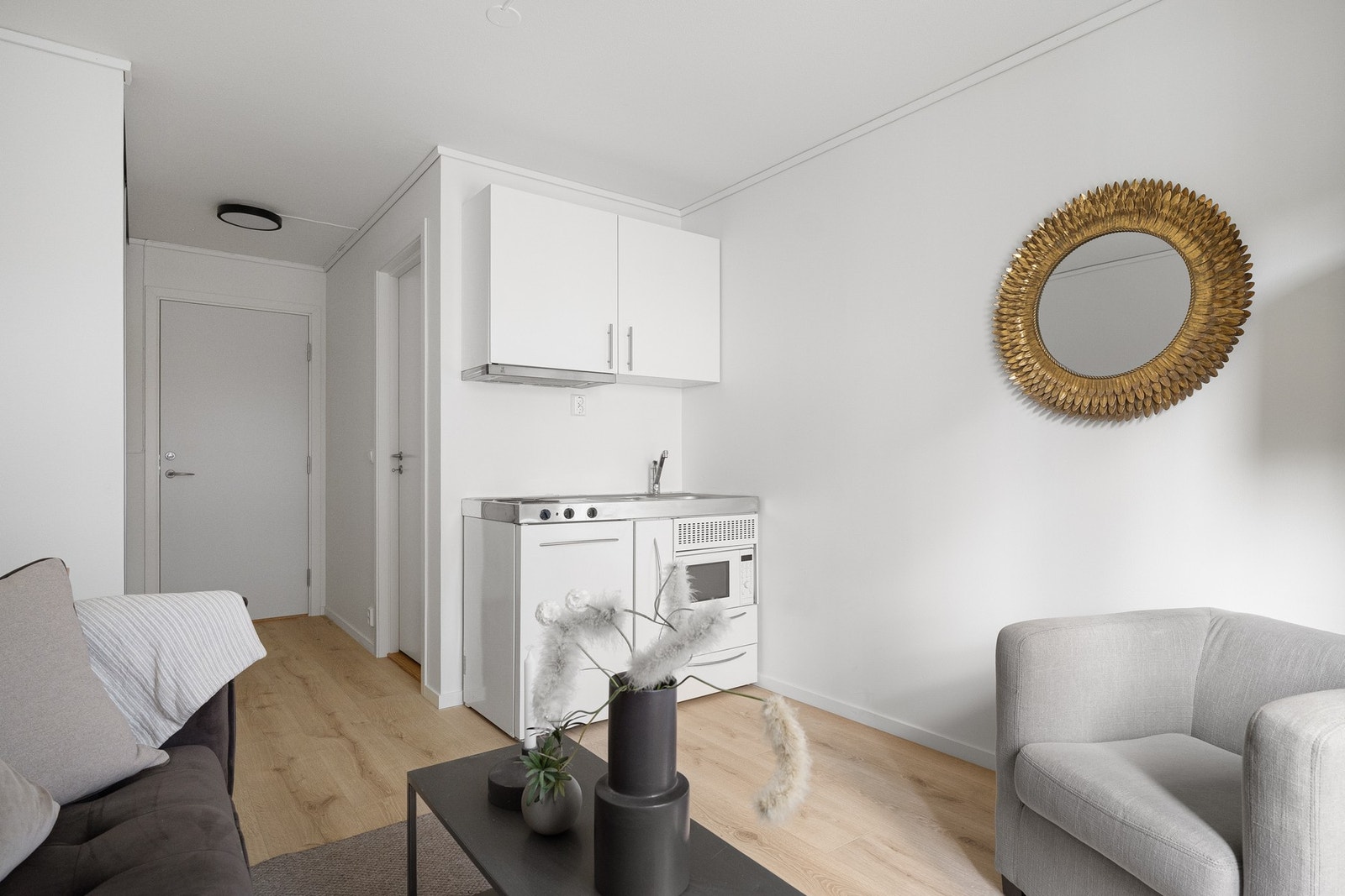 Den åpne stueløsningen har en smart kjøkkenmodul som utnytter plassen effektivt. Galleribilde